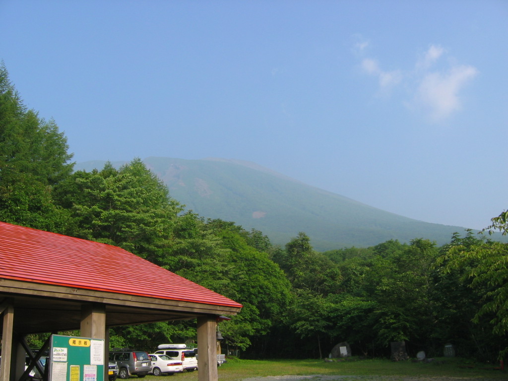 登山口から見える岩手山