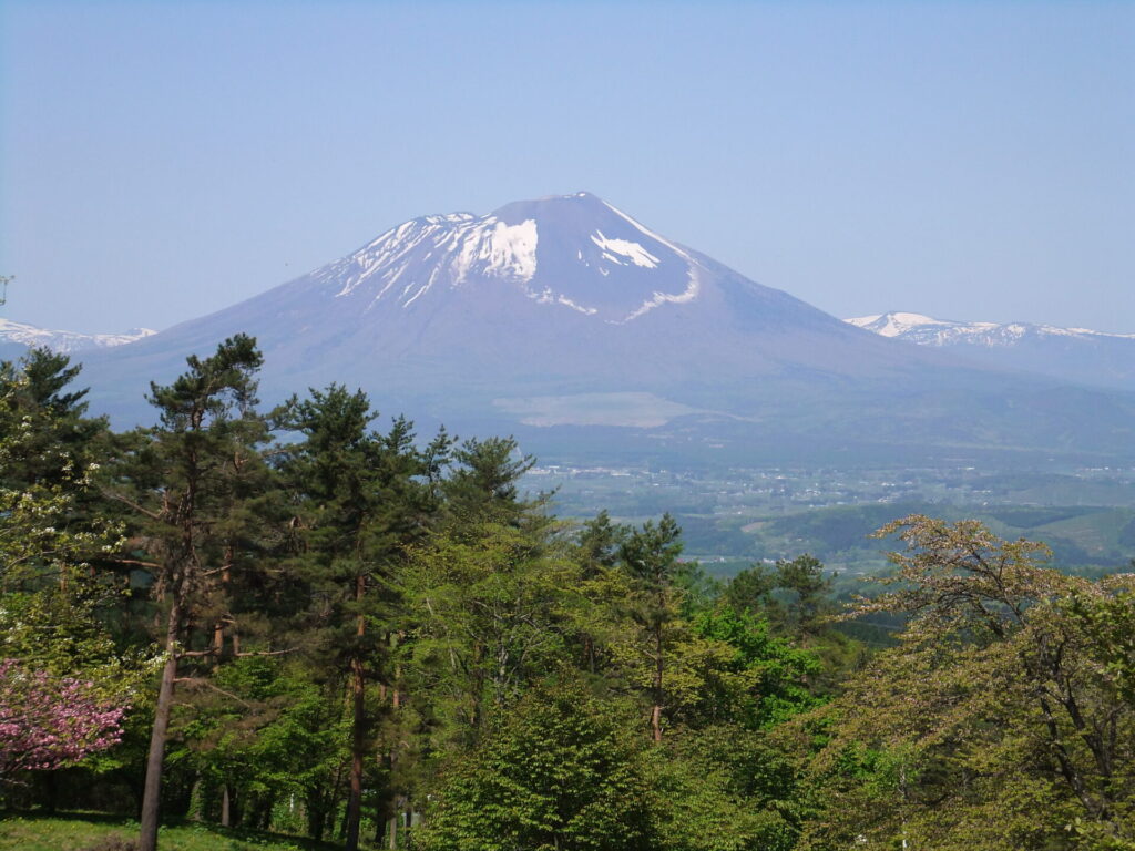 登山口前からの岩手山