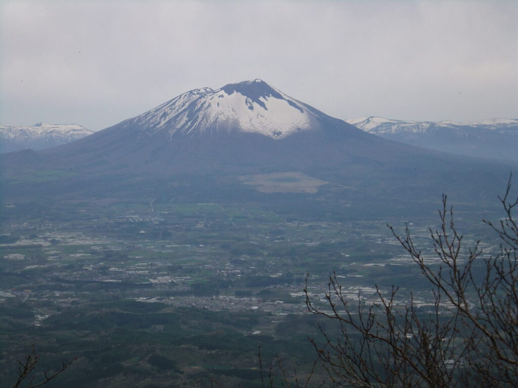 山頂からの岩手山